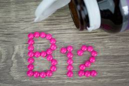 ما هي اعراض نقص b12 فيتامين
